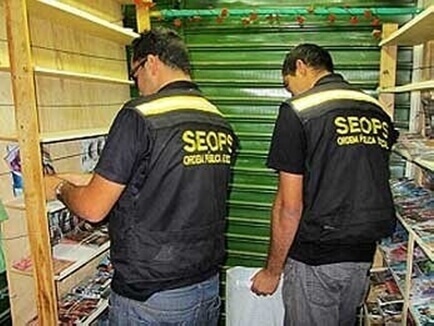 Apreensão CDs e DVDs piratas na Feira do P Sul