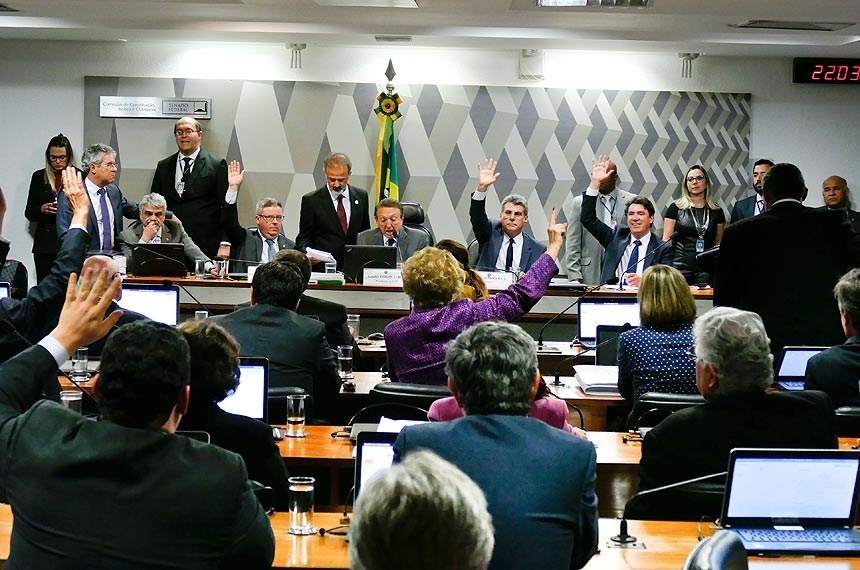 CCJ do Senado aprova relatório da reforma trabalhista; texto vai a plenário